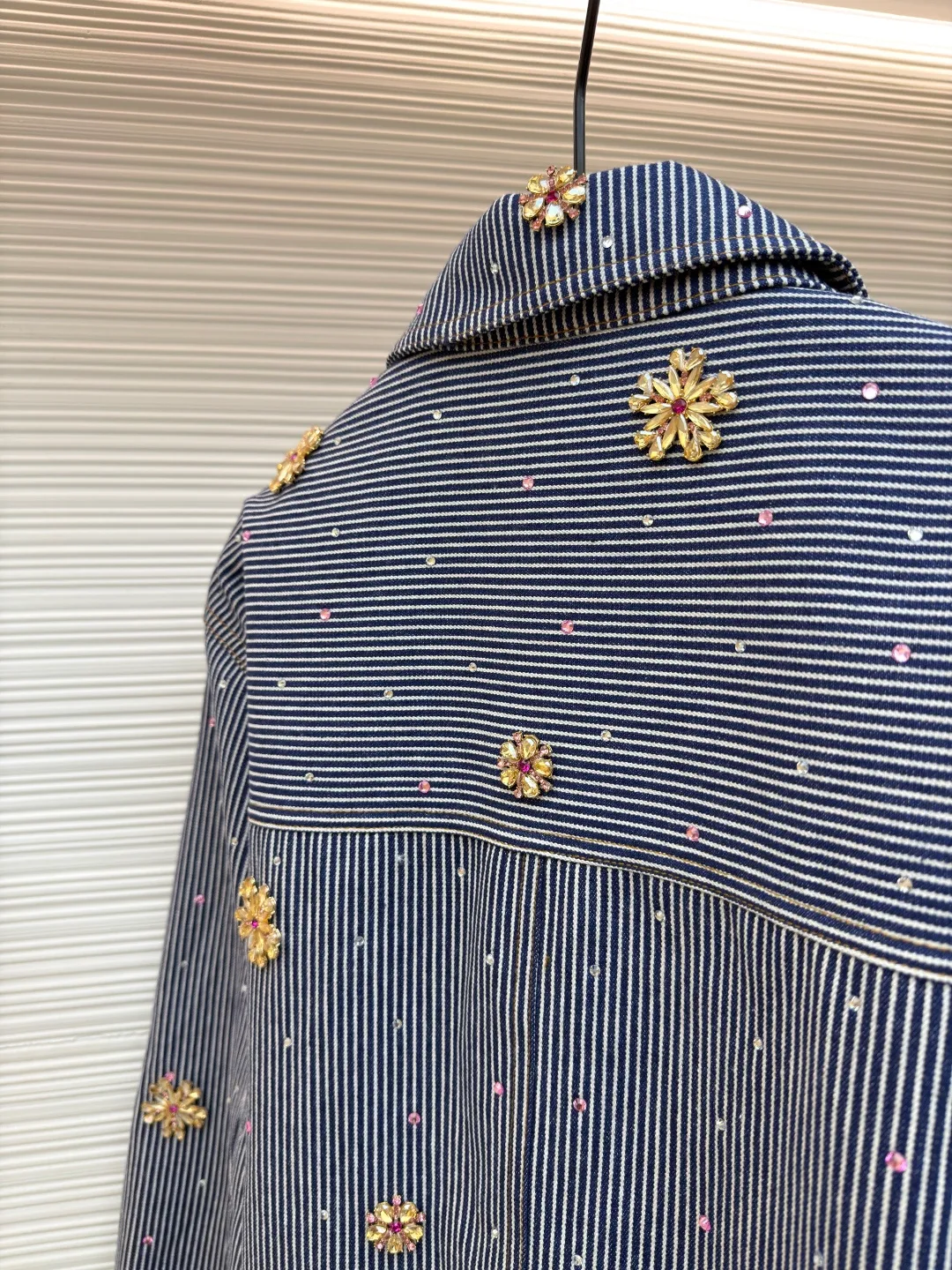 LOUISVUITTON Nigo hickory color cherry blossom rhinestone new denim jacket ●Original version: 69500 ​​purchase and development ●Item number: 1680734-E10 ●Fabric: denim fabric ●Technology: rhinestone production ●Version: fitted version ●Weight: about 1220 grams ●Size: 46-48-50-52 ●Description: New joint brand, high-order quality, the highest version on the market! Heavy-duty hand-sewn cherry blossom diamonds, precise positioning, extremely time-consuming, comparable to the original, a fashion item worthy of your collection, the overall wiring is straight and delicate, the fabric is comfortable and soft, the color is consistent and no color difference. It can be matched with the same style to create a fashionable look, to control various occasions, customized accessories, complete three standards, the same style for men and women!